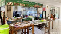 Setiap paginya warung makan ini menjual aneka jajanan, gorengan, menu sarapan hingga menu makanan utama seperti ayam keramas dan sambal dadak andalannya. Foto: detikFood