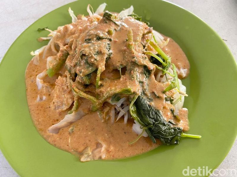 Warung Kang Mus : Kriuk Gurih Ayam Keramas dan Sambal Dadak ala Epy Kusnandar