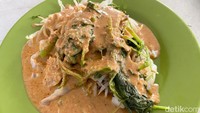 Ada juga Pecel Sayur (Rp 10.000), isinya ada tague, kol dan kangkung yang direbus lalu disiram dengan saus kacang yang tak terlalu kental tapi teksturnya halus.  Foto: detikFood