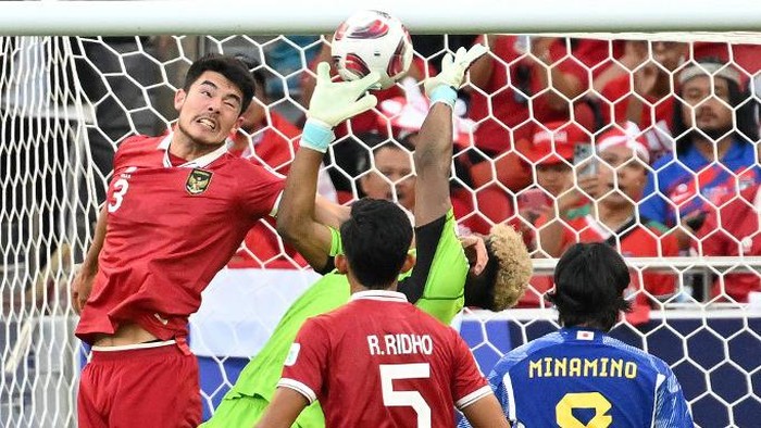 Japans goalkeeper #23 Zion Suzuki jumps to save the ball during the Qatar 2023 AFC Asian Cup Group D football match between Japan and Indonesia at al-Thumama Stadium in Doha on January 24, 2024. (Photo by HECTOR RETAMAL / AFP)