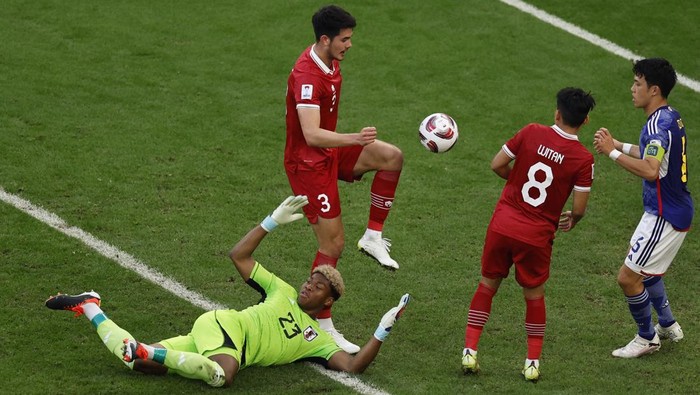 Soccer Football - AFC Asian Cup - Group D - Japan v Indonesia - Al Thumama Stadium, Doha, Qatar - January 24, 2024 Japans Wataru Endo and Zion Suzuki in action with Indonesias Elkan Baggott and Witan Sulaeman REUTERS/Thaier Al-Sudani