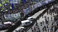 Pemogokan tersebut merupakan pemogokan umum pertama di Argentina dalam kurun waktu lebih dari empat tahun, dan juga merupakan pemogokan tercepat yang pernah dilakukan pada masa kepemimpinan presiden sejak kembalinya demokrasi pada tahun 1983, menurut tinjauan media lokal Infobae. Keputusan ketenagakerjaan yang dikeluarkannya akan membatasi hak mogok bagi pekerja penting di bidang layanan rumah sakit, pendidikan dan transportasi, serta menciptakan mekanisme kompensasi baru untuk mempermudah pemecatan pekerja. AP/Rodrigo Abd