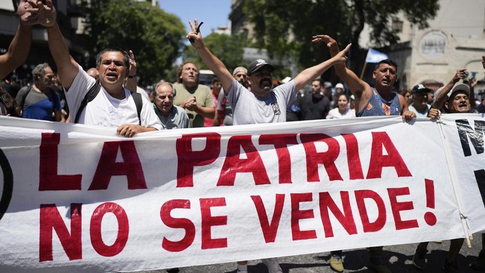 Demonstrators gather outside Congress during a national strike against the economic and labor reforms proposed by Argentine President Javier Milei's government in Buenos Aires, Argentina, Wednesday, Jan. 24, 2024. (AP Photo/Natacha Pisarenko)