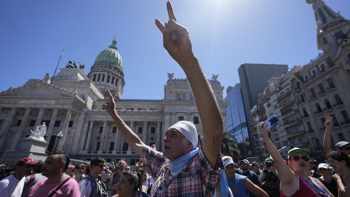 Demonstrators gather outside Congress during a national strike against the economic and labor reforms proposed by Argentine President Javier Milei's government in Buenos Aires, Argentina, Wednesday, Jan. 24, 2024. (AP Photo/Natacha Pisarenko)