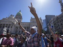 Aksi Massa Menentang Reformasi Ekonomi Presiden Baru Argentina