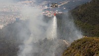 Mereka juga mengerahkan helikopter dalam proses pemadaman api.  