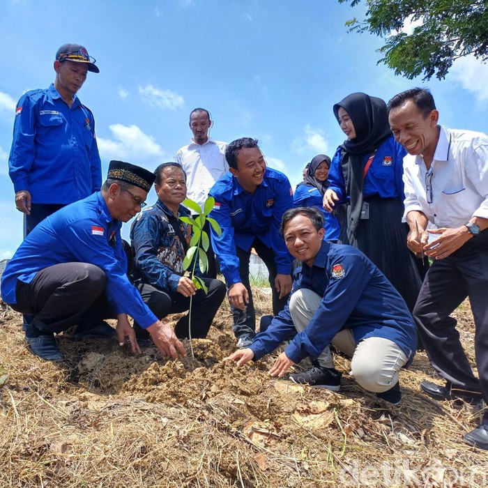 Aksi Tanam Pohon KPU Usai Pelantikan KPPS