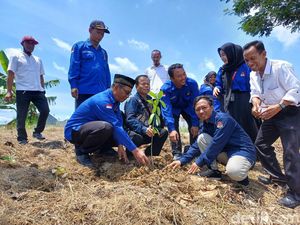 Pelantikan 29.071 Petugas KPPS Lamongan Diwarnai Tanam Pohon