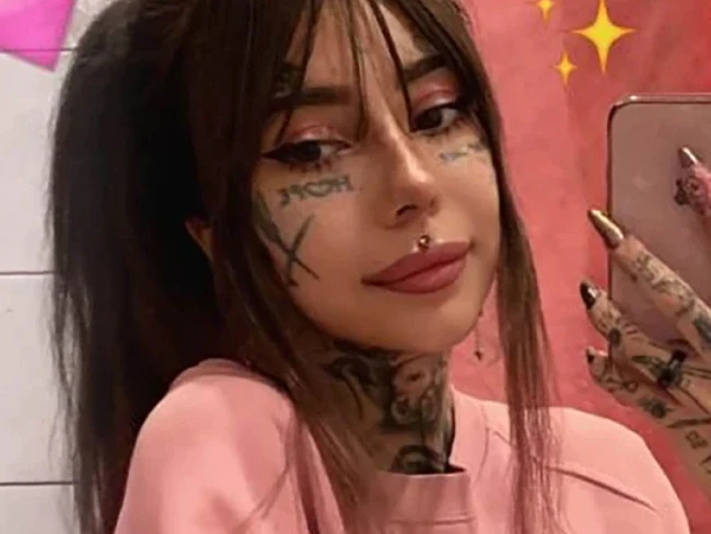 Anastasia Grishman, sosok wanita muda yang aktif dan memiliki jiwa seni yang tinggi sehingga ia salurkan lewat tato di tubuhnya. Sayangnya, influencer asal Rusia itu tewas di usia yang masih begitu muda, 26 tahun. Foto: dok. Pinterest