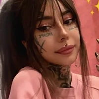 Anastasia Grishman, sosok wanita muda yang aktif dan memiliki jiwa seni yang tinggi sehingga ia salurkan lewat tato di tubuhnya. Sayangnya, influencer asal Rusia itu tewas di usia yang masih begitu muda, 26 tahun. Foto: dok. Pinterest