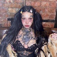 Inilah penampilan Anastasia yang tubuh dan wajahnya dipenuhi tato. Meski dengan tato, Anastasia selalu mengimbangi penampilannya yang terlihat manis dengan sering pakai dress dan hiasan kepala di rambutnya. Foto: Dok. Pinterest