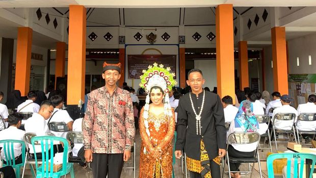Anggota KPPS di Banyuwangi kenakan baju pengantin saat pelantikan