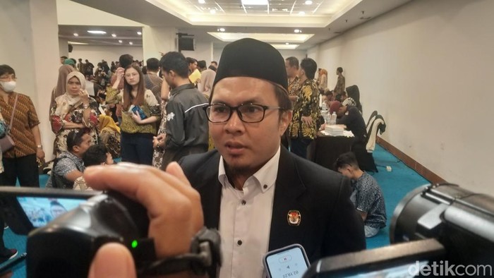 Anggota KPU Makassar, Abdi Goncing saat pelantikan KPPS  di Hotel Claro.