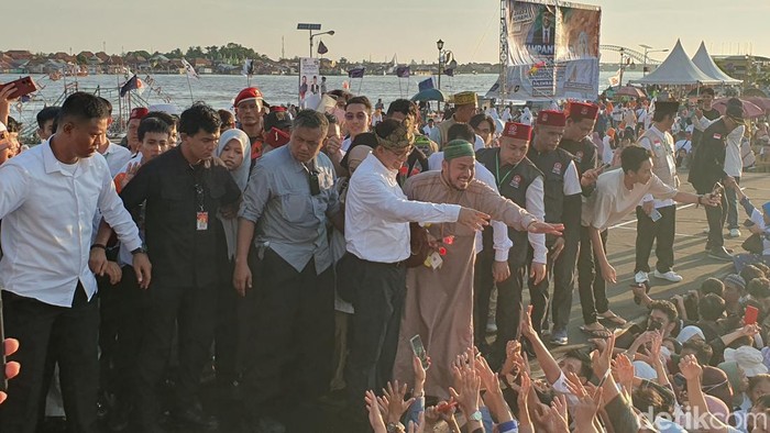 Anies Baswedan di Benteng Kuto Besak Palembang.