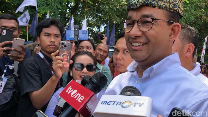 Anies Baswedan saat jumpa pers dengan awak media di Padang (M Afdal Afrianto/detikSumut).