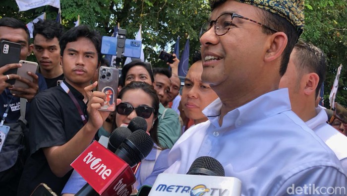 Anies Baswedan saat jumpa pers dengan awak media di Padang (M Afdal Afrianto/detikSumut).
