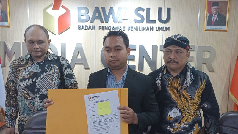 Awaslu melaporkan Mahfud Md ke Badan Pengawas Pemilu (Bawaslu) atas dugaan penghinaan terhadap Gibran Rakabuming Raka