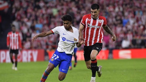 Barcelonas Lamine Yamal fights for the ball with Athletic Bilbaos Yuri Berchiche during the Copa del Rey quarterfinals soccer match between Athletic Bilbao and Barcelona at the San Mames stadium in Bilbao, Spain, on Wednesday, Jan. 24, 2024. (AP Photo/Alvaro Barrientos)