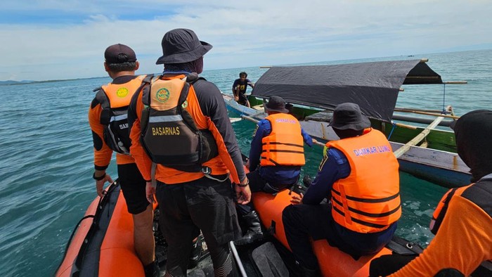 Basarnas bersama potensi SAR saat lakukan pencarian korban hilang di Perairan Batulotong Luwu, Sulsel saat memancing.