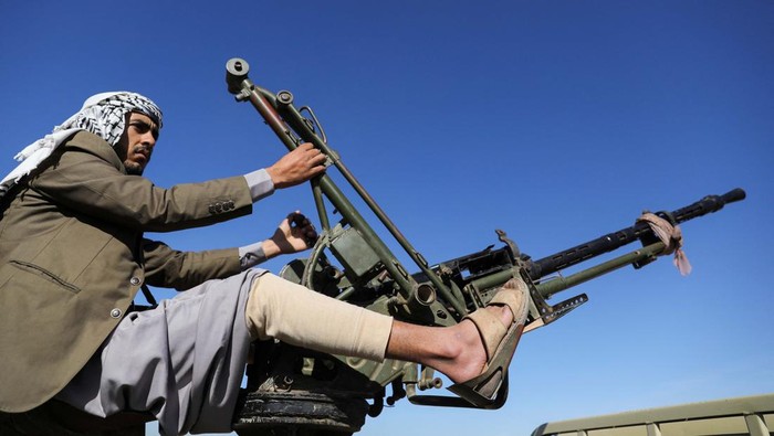 Bawa Senapan Mesin, Pendukung Houthi Protes Serangan AS Tribesmen loyal to the Houthis stand during a military parade for new tribal recruits amid escalating tensions with the U.S.-led coalition in the Red Sea, in Bani Hushaish, Yemen January 22, 2024. REUTERS/Khaled Abdullah