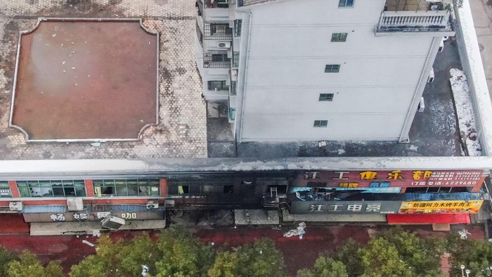 Burn marks are seen on a store front the morning after a fire which left at least 39 people dead in Xinyu, in Chinas central Jiangxi province, on January 25, 2024. (Photo by CNS / CNS / AFP) / China OUT