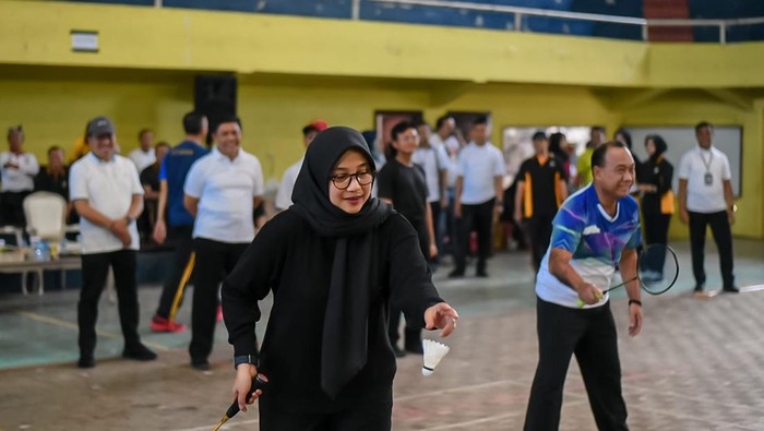 Bupati Ipuk bermian badminton bersama Forkopimda Banyuwangi