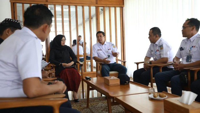 bupati ipuk bertemuKepala PT KAI Daerah Operasi (Daop) IX Jember, Buntar Ris Wirawan