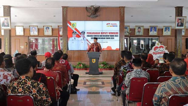 Bupati Wonogiri memberi arahan kepada para kepala desa di Wonogiri di Pendapa Rumah Dinas Bupati Wonogiri.