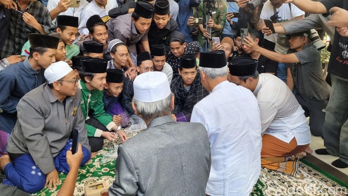 Calon Presiden (Capres) nomor urut 3, Ganjar Pranowo saat mengunjungi Pondok Pesantren An-Nur, Ngrukem, Sewon, Bantul, Kamis (25/1/2024).