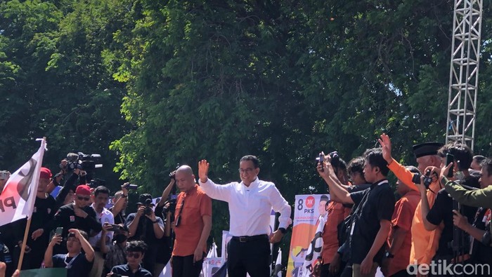 Capres Nomor Urut 1, Anies Baswedan melakukan kampanye terbuka di Lapangan Parkiran Stadion GOR H. Agus Salim, Kota Padang. (M Afdhal Afrianto/detikSumut)