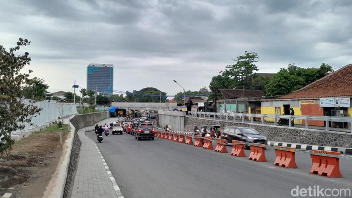 Caption: Kondisi lalu lintas Viaduk Gilingan landai sore ini, pukul 16.45 WIB, Kamis (25/1/2024).