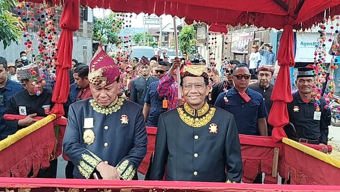 Cawapres Mahfud MD menerima gelar adat di Lampung.