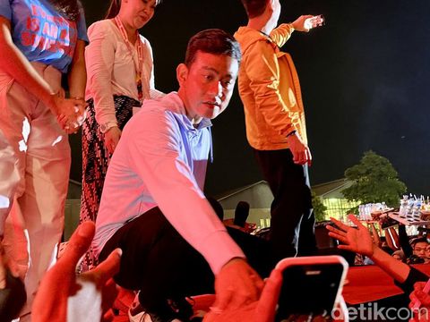 Cawapres nomor urut 02, Gibran Rakabuming Raka, menyapa pengunjung konser di De Tjolomadoe, Kabupaten Karanganyar, Jawa Tengah, Kamis (25/1/2024) malam.