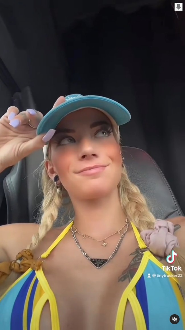 Sebelumnya, wanita asal Chicago, Illinois, AS tersebut adalah pengendara mobil reefer. Dalam berbagai video, ia terlihat sering mengenakan baju seksi dan full makeup ketika mengendarai truk. Foto: TikTok Daysen Havoc