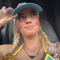 Sebelumnya, wanita asal Chicago, Illinois, AS tersebut adalah pengendara mobil reefer. Dalam berbagai video, ia terlihat sering mengenakan baju seksi dan full makeup ketika mengendarai truk. Foto: TikTok Daysen Havoc