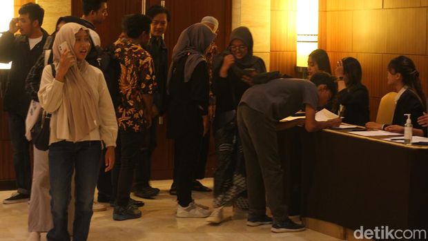 Para peserta melakukan registrasi acara #DemiIndonesia Cerdas Memilih di Karaton Ballrom Royal Ambarrukmo Jogja, Kamis (25/1/2024)