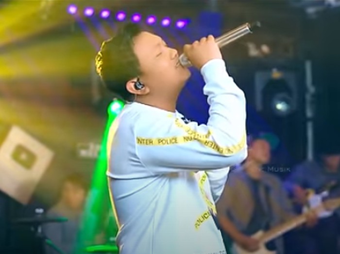 Denny Caknan menyanyikan lagu Salam Tresno. Berikut ini lirik lagu tersebut lengkap dengan terjemahannya.