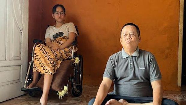 Devi (duduk di kursi roda), wanita yang tertabrak truk tronton