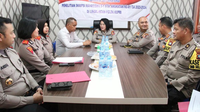 Direktur Program Sarjana Sekolah Tinggi Ilmu Kepolisian/Perguruan Tinggi Ilmu Kepolisian (STIK/PTIK) Lemdiklat Polri, Brigjen Nurul Azizah, mengunjungi Polda Kepulauan Riau (Kepri) dalam rangka memimpin Tim Supervisi dan Asistensi Penelitian Skripsi Mahasiswa S1 Angkatan ke-81.