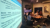 Dalam diskusi tersebut membahas pernyataan Presiden Joko Widodo yang mengatakan presiden berhak berkampanye dalam pemilihan umum yang dianggap sebagai hilangnya keadaban politik presiden.  