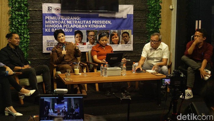 Diskusi Netralitas Presiden dalam Pemilu 2024 Pegiat Hukum Tata Negara dan Hukum Administrasi Negara Bivitri Susanti (tengah) didampingi peneliti Badan Riset dan Inovasi Nasional (BRIN) Poltak Partagi Nainggolan (kanan) dan pengamat militer Connie Rahakundini Bakrie berbicara dalam diksusi 'Pemilu Curang Menyoal Netralitas Presiden hingga Laporan Kemhan ke Bawaslu' di Jakarta, Kamis (25/1/2024). Dalam diskusi tersebut membahas pernyataan Presiden Joko Widodo yang mengatakan presiden berhak berkampanye dalam pemilihan umum yang dianggap sebagai hilangnya keadaban politik presiden.