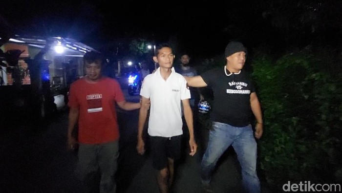 DS, guru yang cabuli dua muridnya di Kendal saat ditangkap, Kamis (25/1/2024) dini hari WIB.