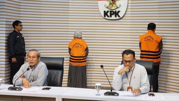 Dua tersangka kasus korupsi sistem proteksi TKI ditahan KPK, yakni Reyna Usman dan I Nyoman Darmanta. (Farih Maulana/detikcom)
