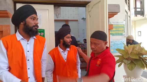 Gurmej dan Ajaypal usai menjalani sidang di PN Denpasar, Kamis (25/1/2024). (Aryo Mahendro/detikBali).