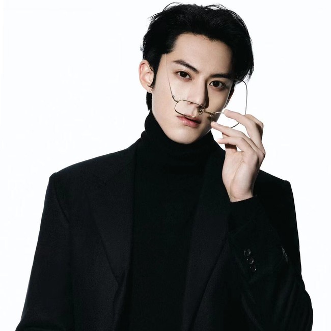 Dylan Wang termasuk salah satu nama aktor dengan daya tarik visual populer 2025. Bagi penonton drama fantasi dan romantis, wajah dan akting Dylan Wang banyak mendapat pujian. Foto: Instagram @dylan_wang_1220