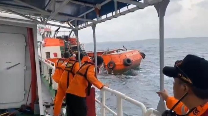 Evakuasi 12 ABK asal Lamongan di Sumenep kembali gagal karena cuaca buruk