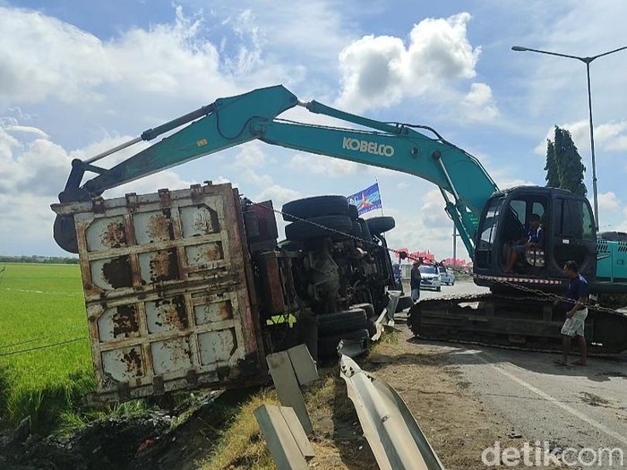 Evakuasi truk di Jalan Lingkar Kadilangu, jalur Pantura Kabupaten Demak, Kamis (25/1/2024) siang.