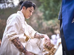 Potret Lee Do Hyun Jadi Pengusir Setan di Film Exhuma