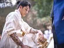 Potret Lee Do Hyun Jadi Pengusir Setan di Film Exhuma Potret Lee Do Hyun Jadi Pengusir Setan di Film Exhuma