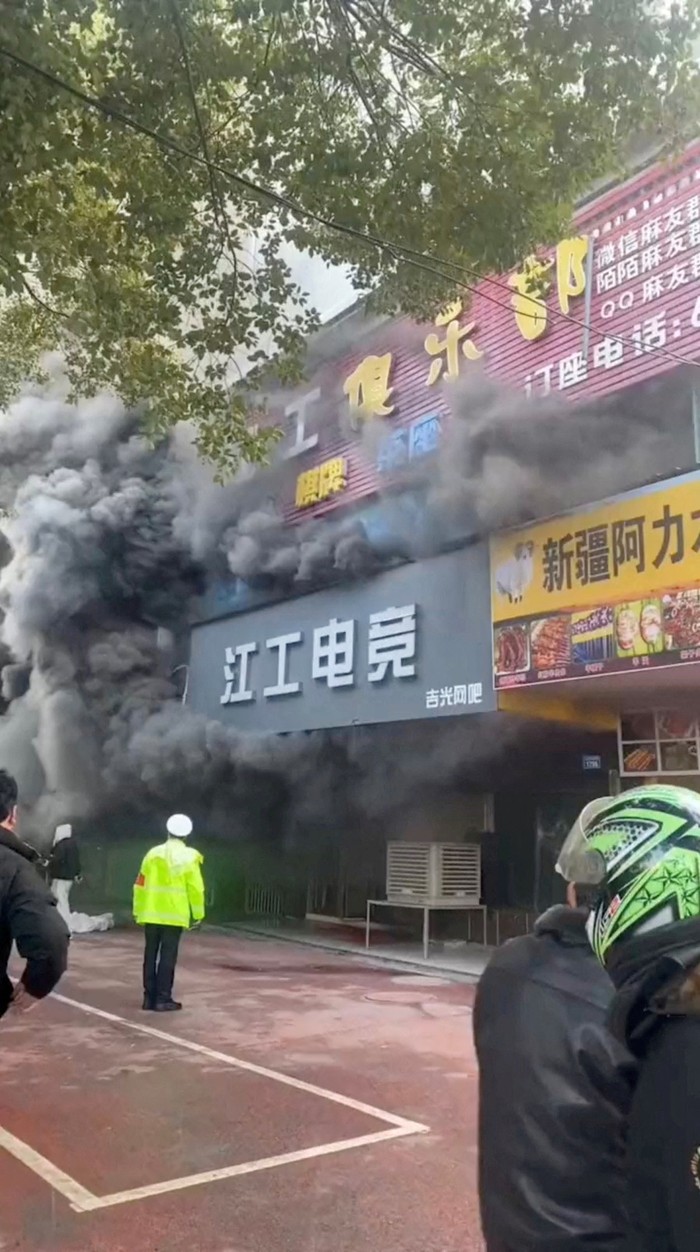 Foto-foto Kebakaran Toko di China yang Tewaskan 39 Orang Foto-foto Kebakaran Toko di China yang Tewaskan 39 Orang